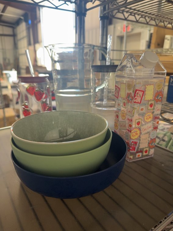 Drinkware and Mixing Bowls, Glass and Plastic, 7 Piece Kitchen Lot