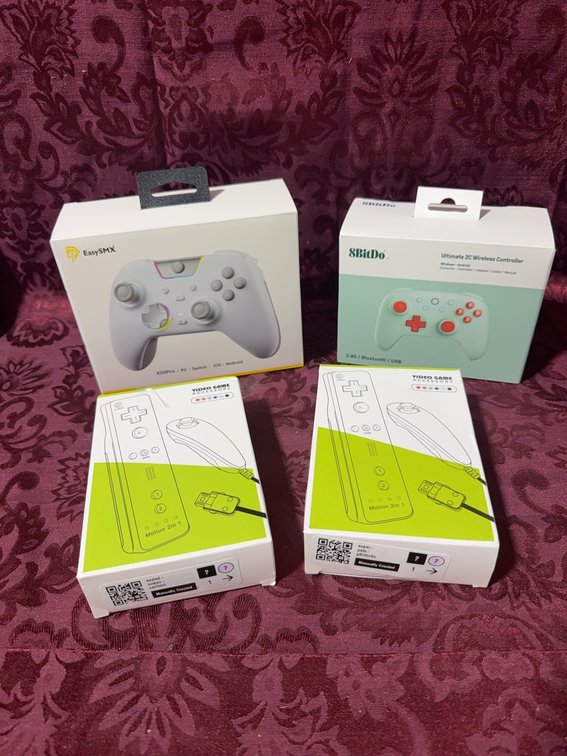 4: EasySMX X05Pro, 8BitDo Ultimate 2C, 2 Motion 2-in-1 Wii Controllers