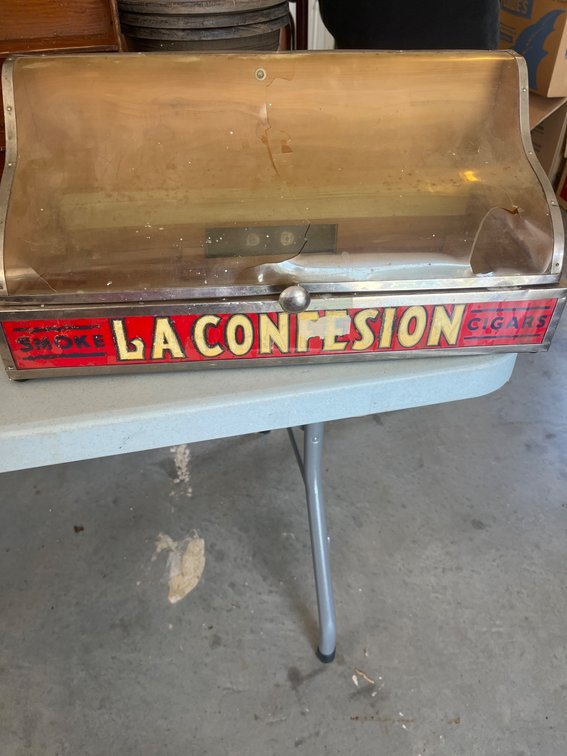 La Confesion Cigar Counter Display Case