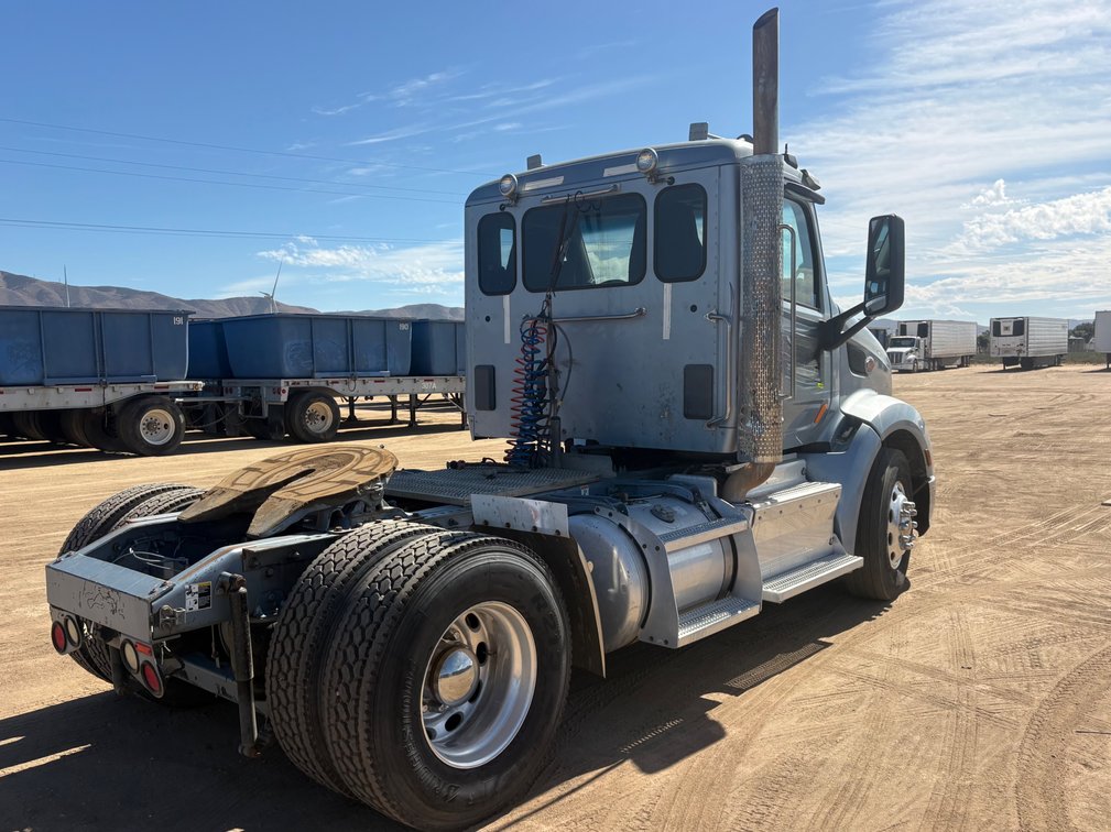 Image for 2014 Peterbilt 386 S/A Day Cab