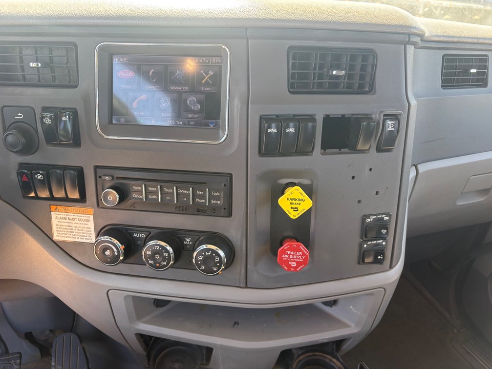 Image for 2014 Peterbilt 386 S/A Day Cab