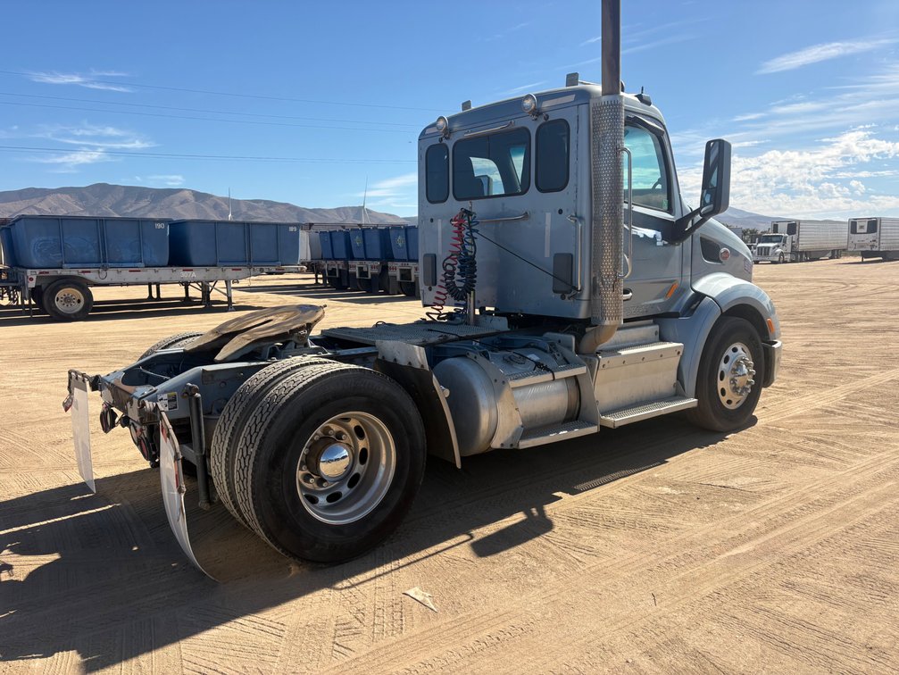 Image for 2013 Peterbilt 386 S/A Day Cab