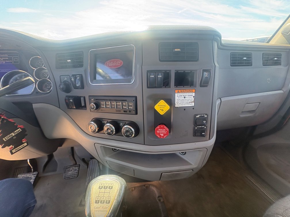 Image for 2013 Peterbilt 386 S/A Day Cab