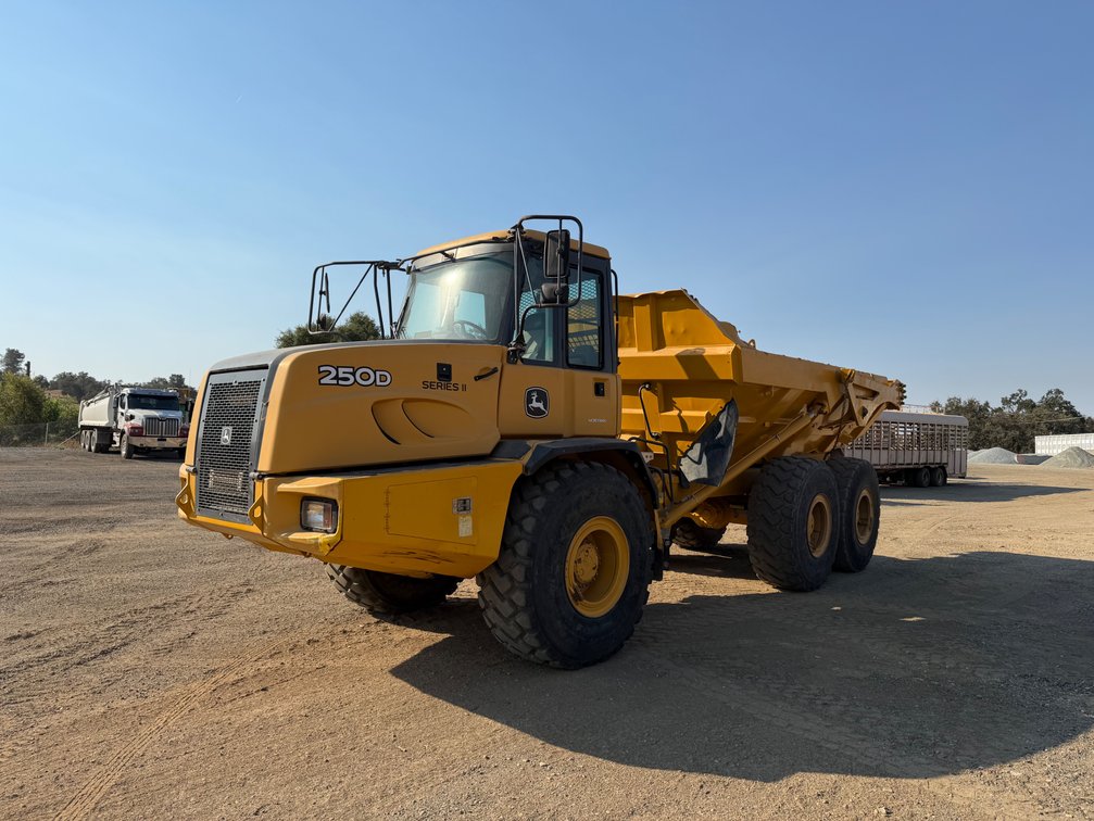 2014 John Deere 250D 25 ton Articulated Dump Truck