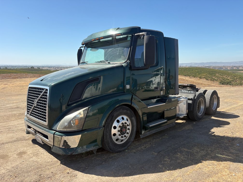 2013 Volvo VNL T/A Day Cab