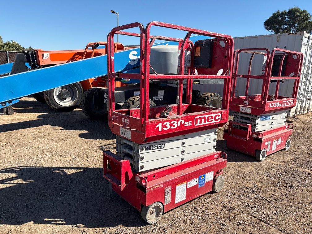 2017 MEC 1330SE Scissor Lift