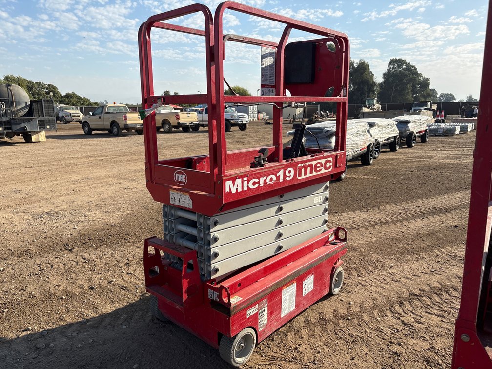 2018 MEC Micro 19 Scissor Lift
