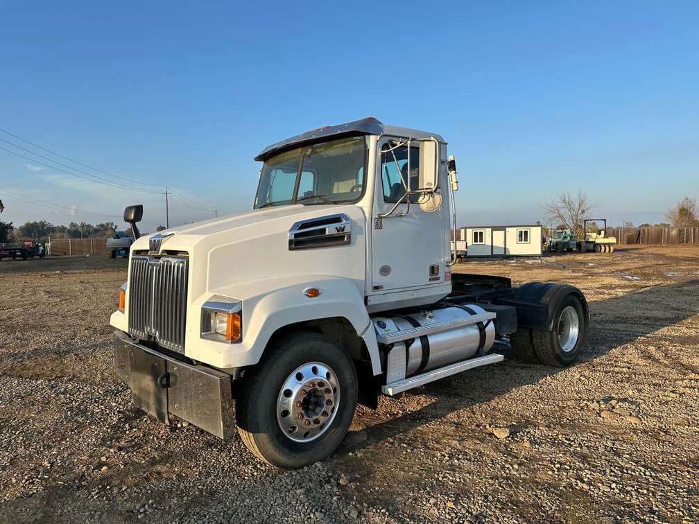 2015 Western Star W4700 S/A Day Cab Truck Tractor