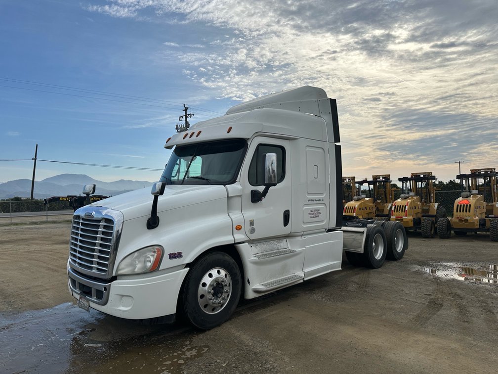2015 Freightliner CA125SLP T/A Sleeper Truck Tractor 