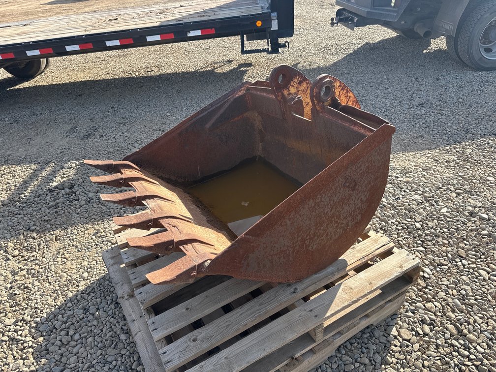 36 in Backhoe Digging Bucket