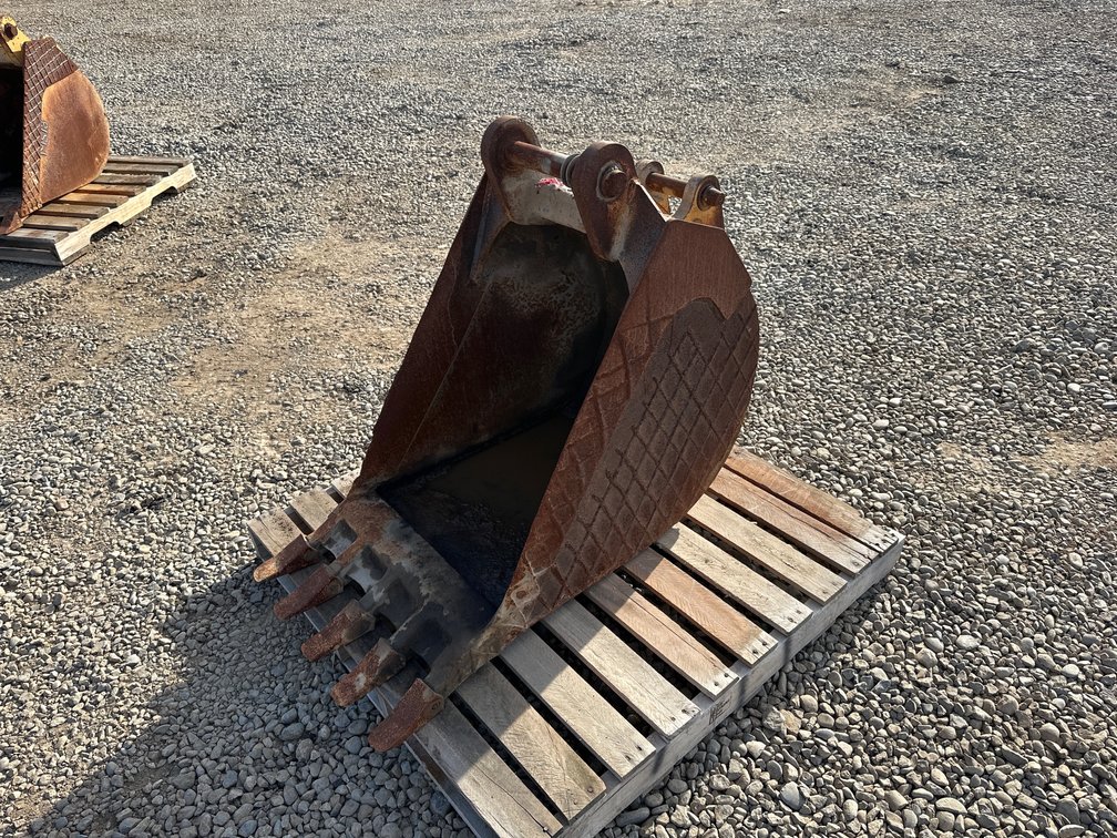 22 in Backhoe Digging Bucket