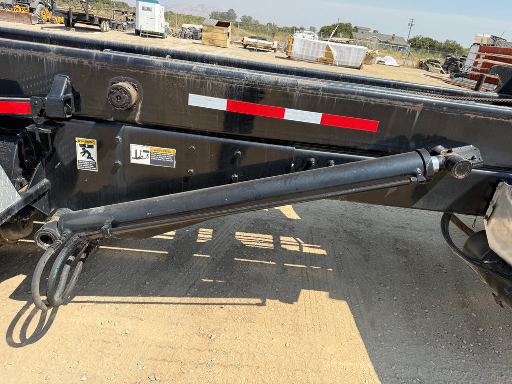 Image for 2012 Peterbilt 348 T/A Roll-Off Truck