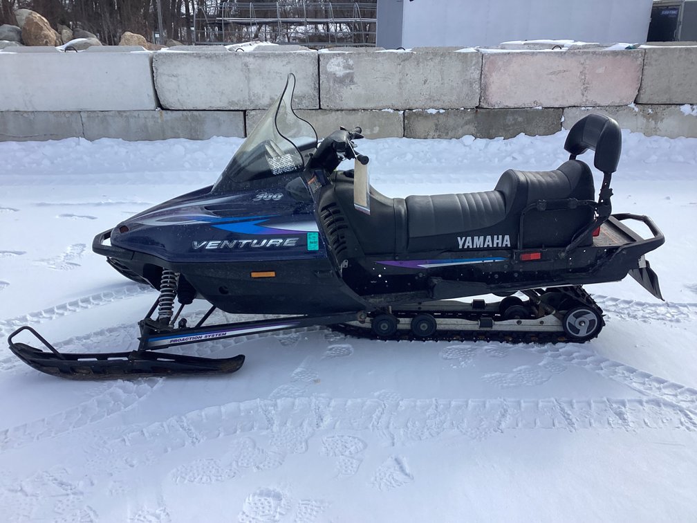 2000 Yamaha Venture 500, started, shows 2,058 miles, registration.