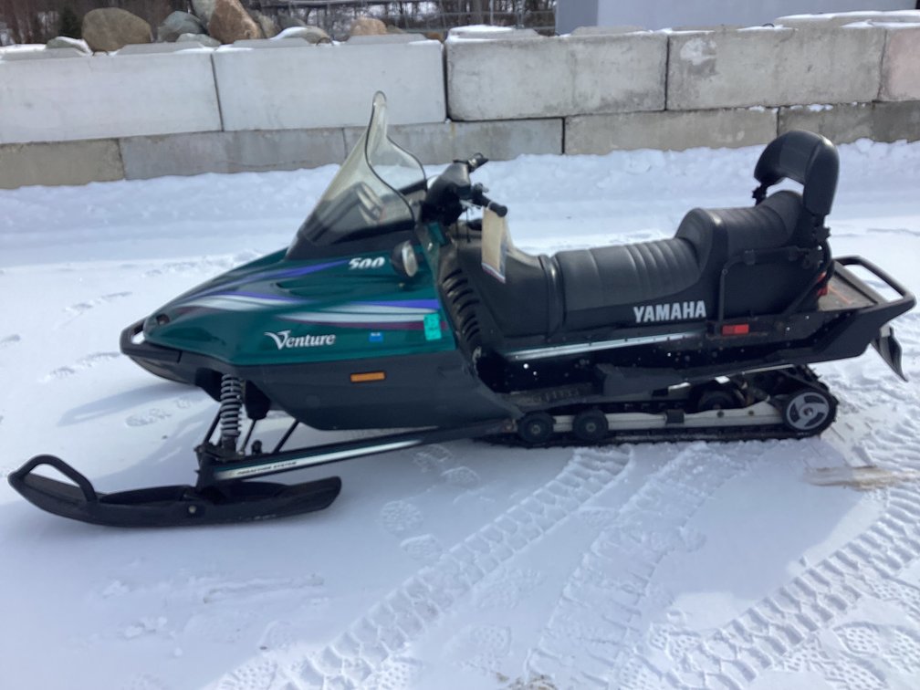 1999 Yamaha Venture 500, started, shows 2,971 miles, registration.