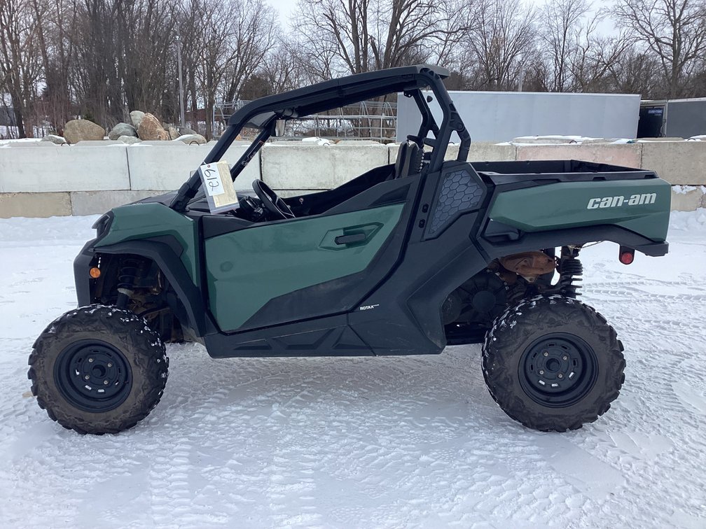 2023 Can-Am Commander 700, started, shows 7,121 miles, title.