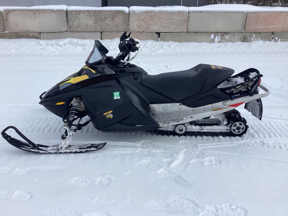 2006 Ski Doo MXZ 600 snowmobile, started, registration.