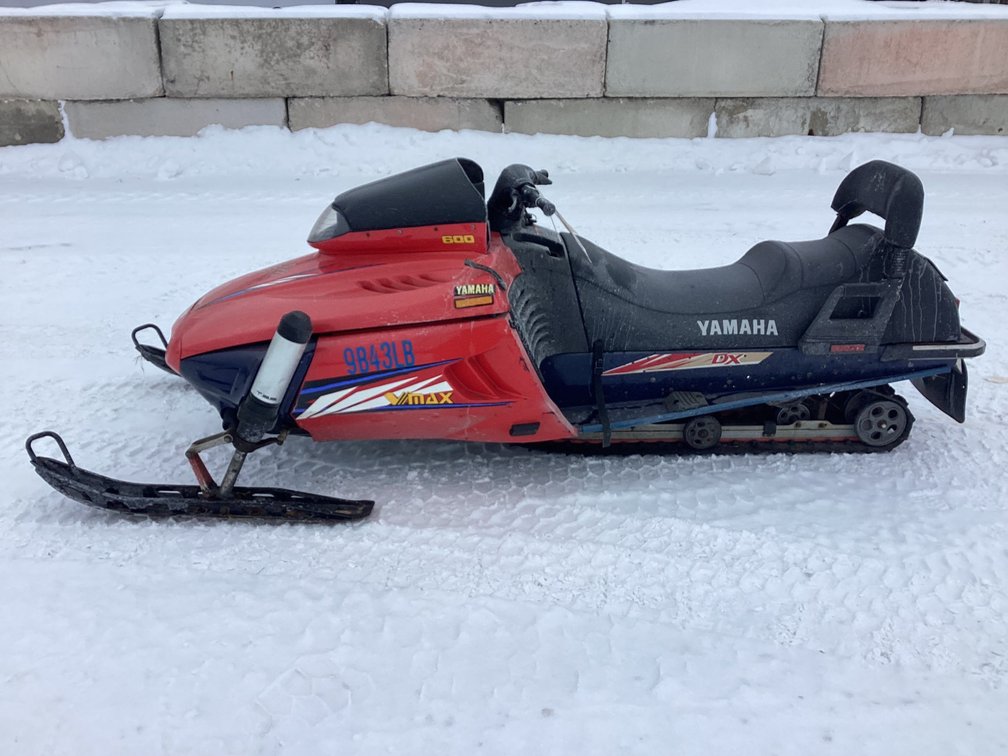 1995 Yamaha V-Max 600 snowmobile, 2up, shows 1,609 miles, registration.