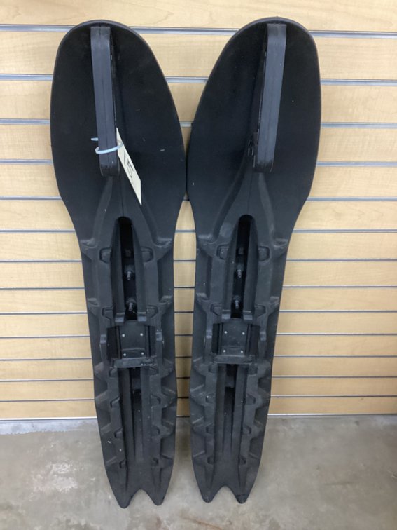 Unused pair of Yamaha wide powder skis w/ carbide wear bars.