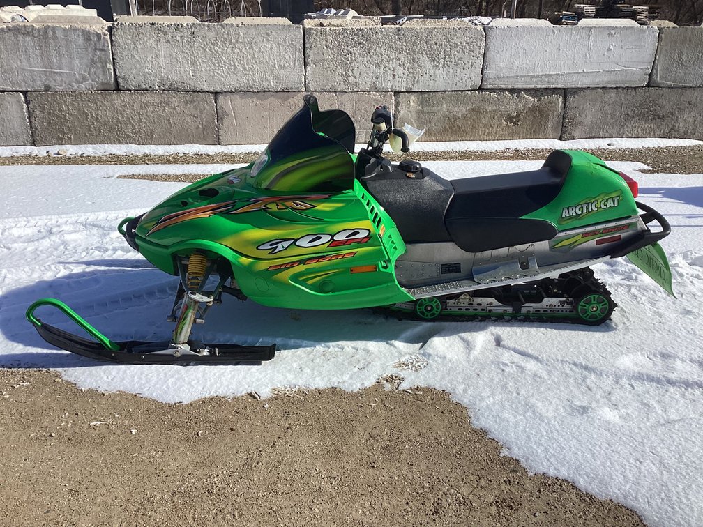2005 Arctic Cat ZR 900 snowmobile, started, shows 3,140 miles, bill of sale.