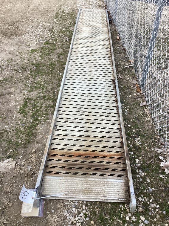 15’ Aluminum ramp.