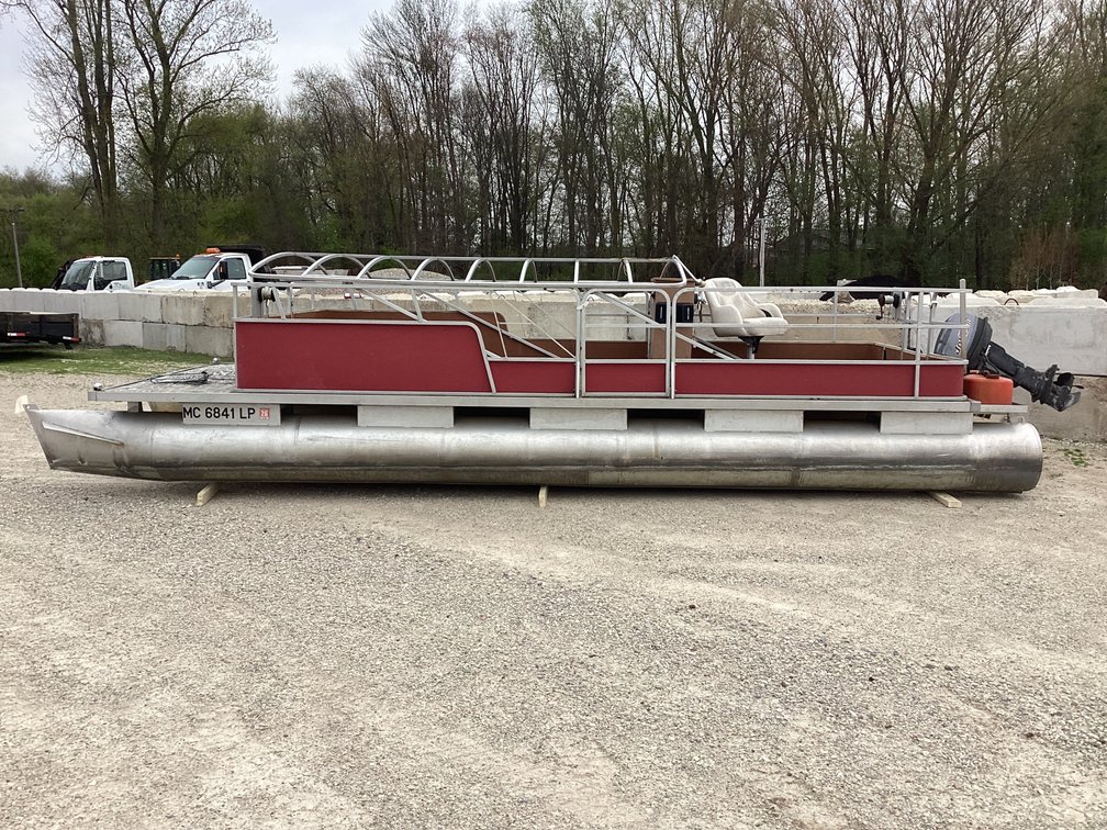 1984 Sylvan pontoon w/ 25hp Johnson outboard, started, title.