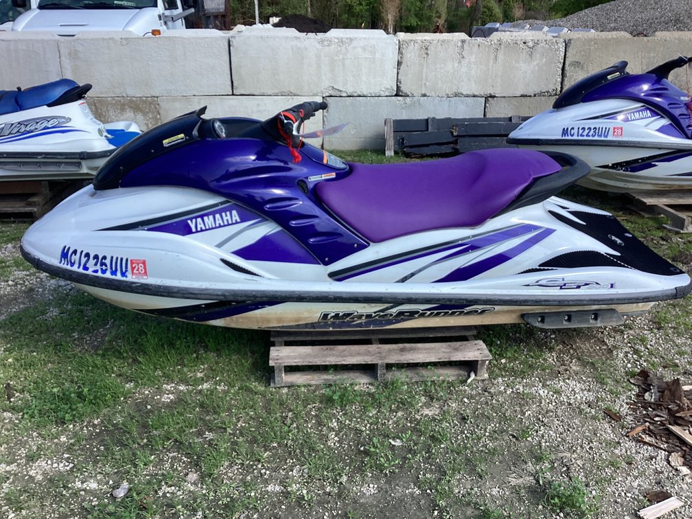 2002 Yamaha GP800R, started, shows 218 hours, title.