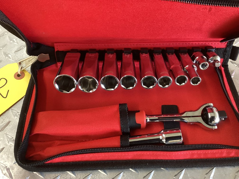 Unused Milwaukee 12pc 3/8 socket set
