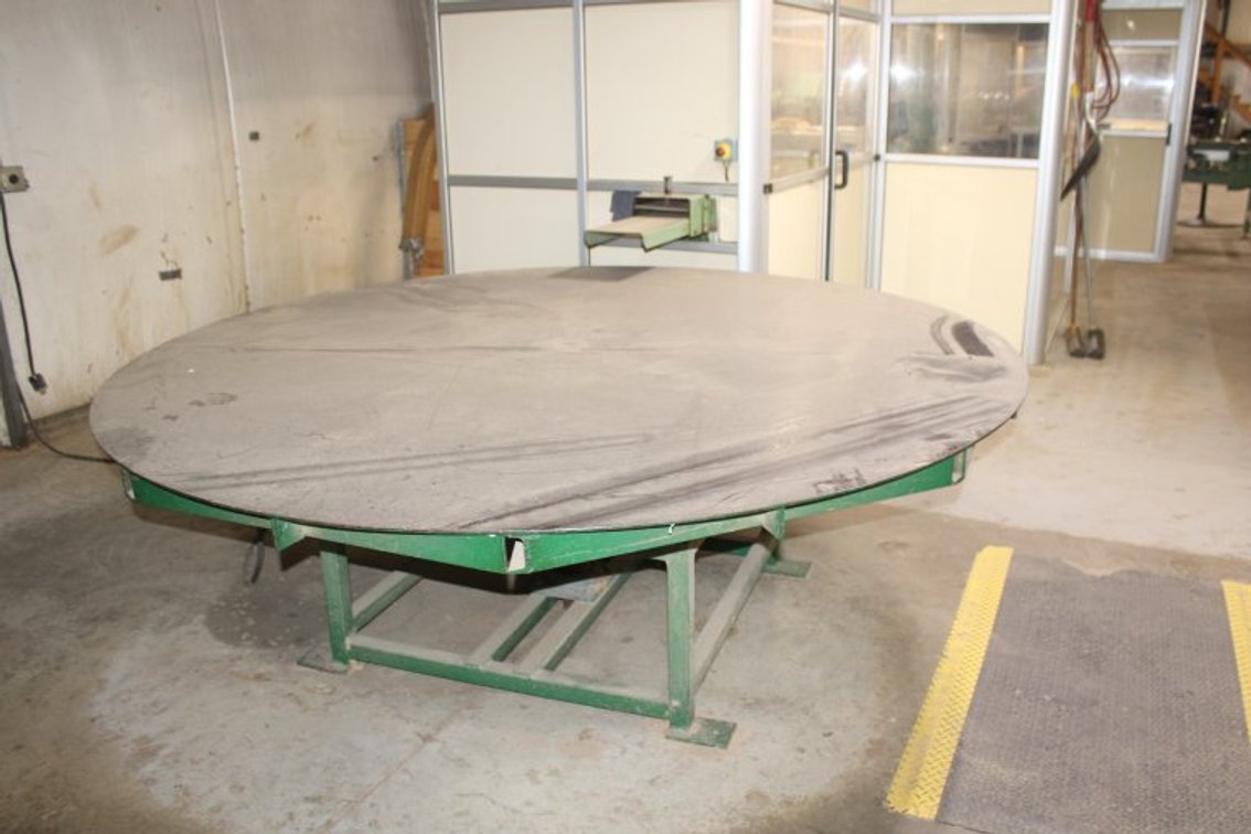 8' Diameter Round Table with Drive