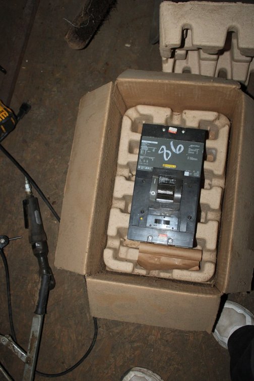 400 Amp Breaker Switch in Box