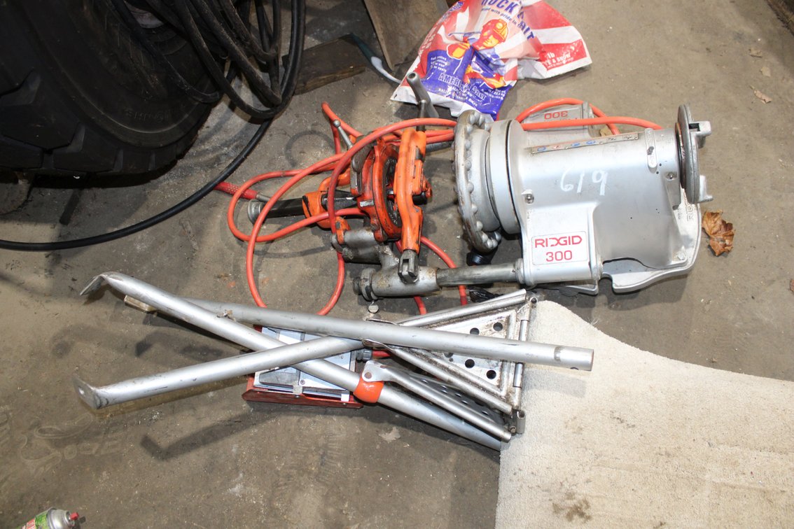 Rigid 300 Pipe Threader & Stand