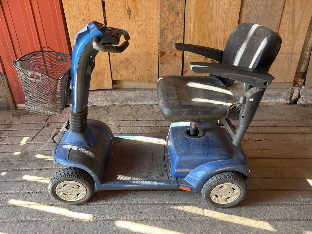 MOTORIZED SCOOTER (NO KEY OR CHARGER)