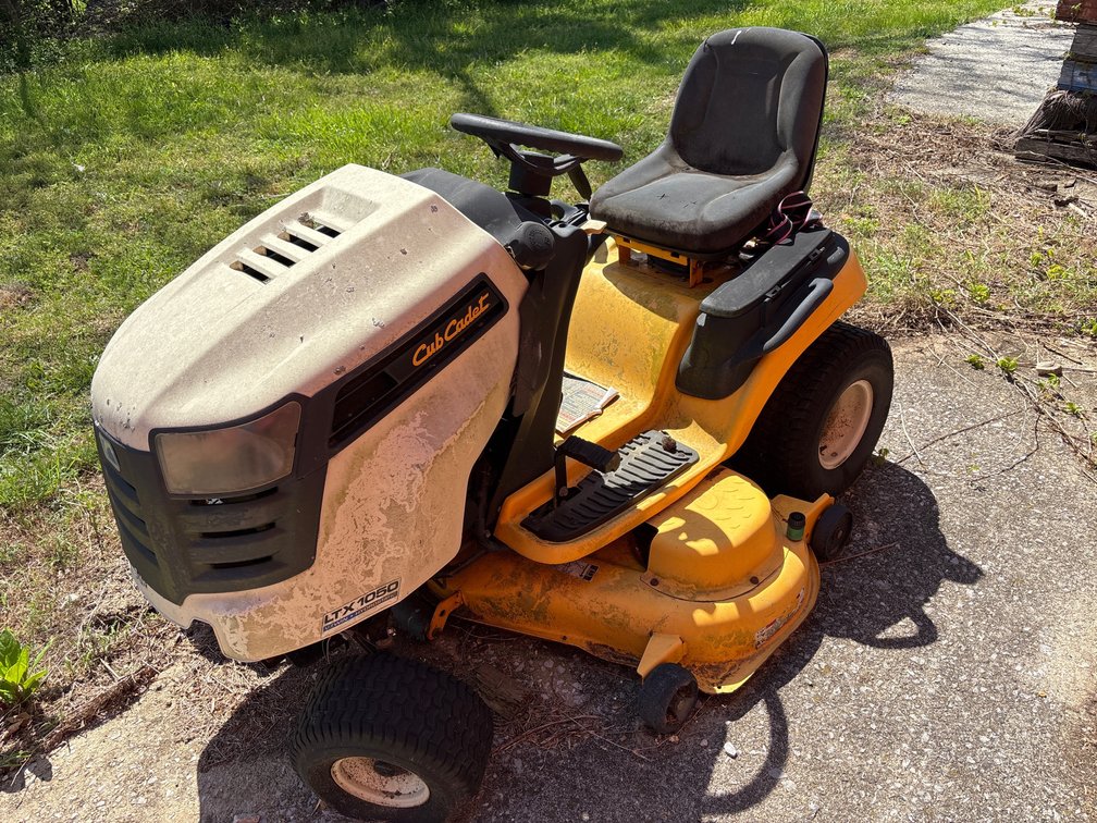 CUB CADET LXT 1050 RIDING LAWNMOWER (AS-IS NO KEYS)