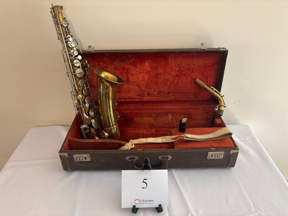 BUESCHER ARISTOCRAT SAXOPHONE AND CASE