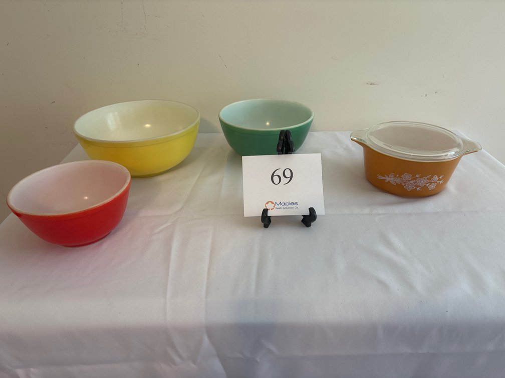 VINTAGE PYREX MIXING BOWLS AND CASSEROLE DISH