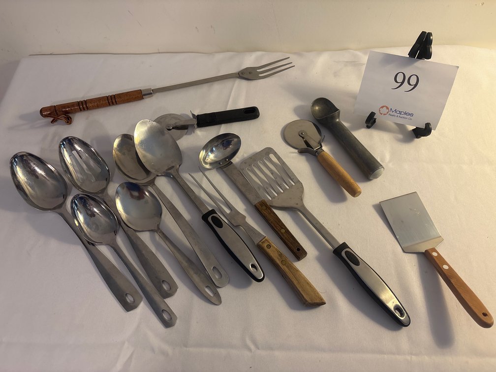 VARIETY OF SERVING UTENSILS