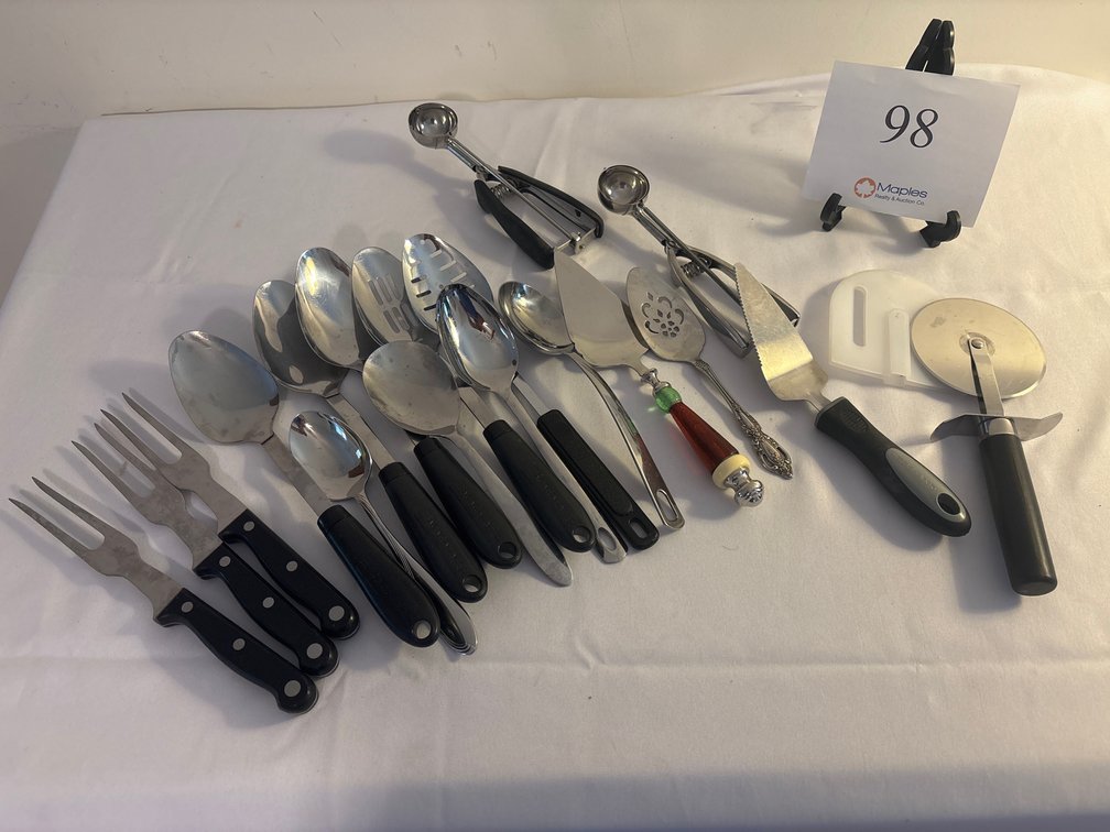 VARIETY OF SERVING UTENSILS