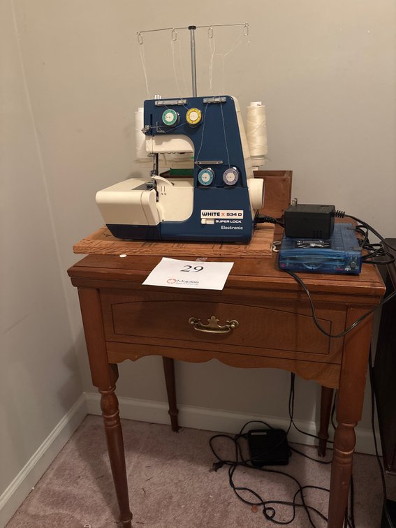 White X 534 D Sewing Machine w Stand