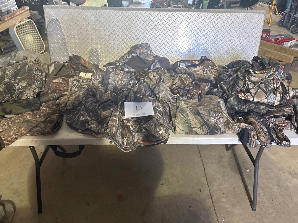 HERITAGE WALLS WATERPROOF JACKET XXL, HIDEAWAY DUFFLE BAG, GAMEHIDE HYPERFLEECE WATERPROOF BLANKET, VARIOUS GLOVES AND HUNTING CLOTHES