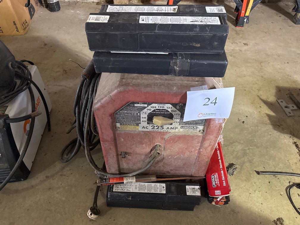 LINCOLN WELDING MACHINE WITH EXTRA RODS
