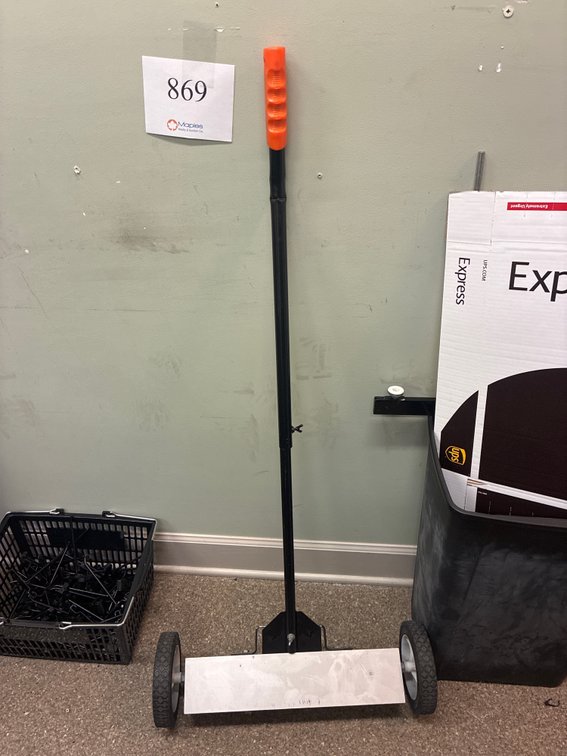 22” Magnetic Floor Sweeper