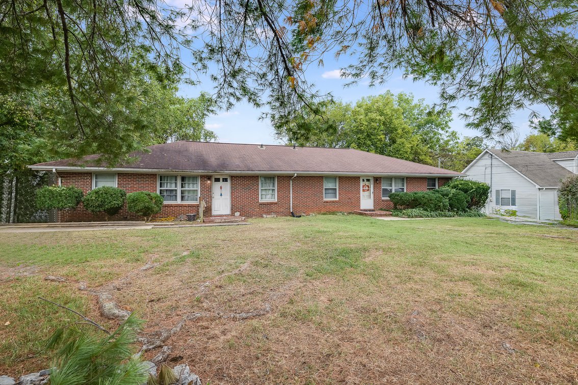 1811 & 1813 Battleground Dr.