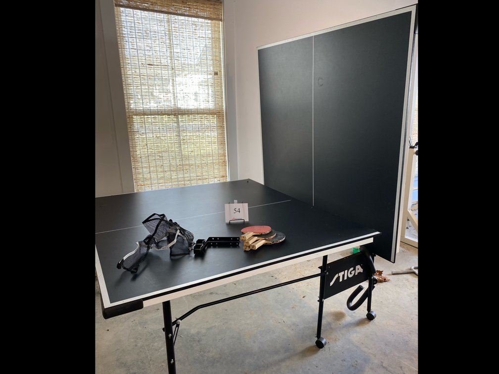 STIGA PROFESSIONAL PING PONG TABLE AND ACCESSORIES 