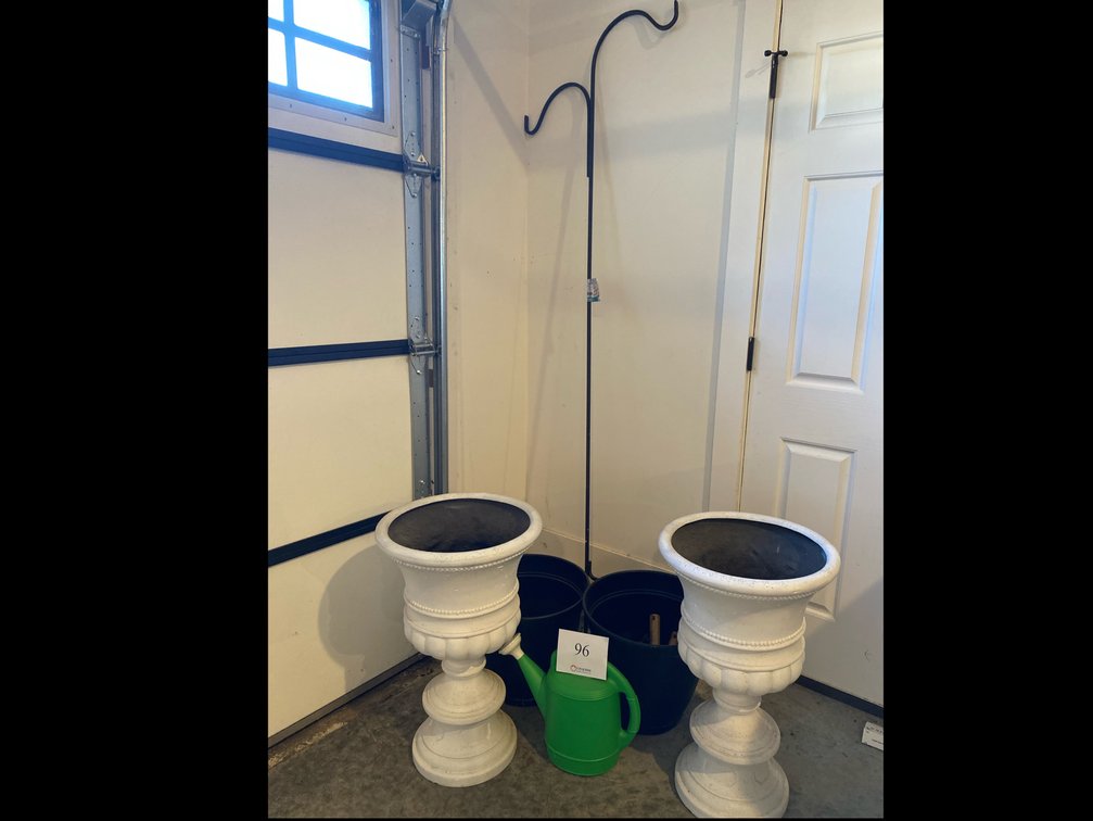 4 FLOWER POTS, SHEPARDS HOOK, WATERING BUCKET