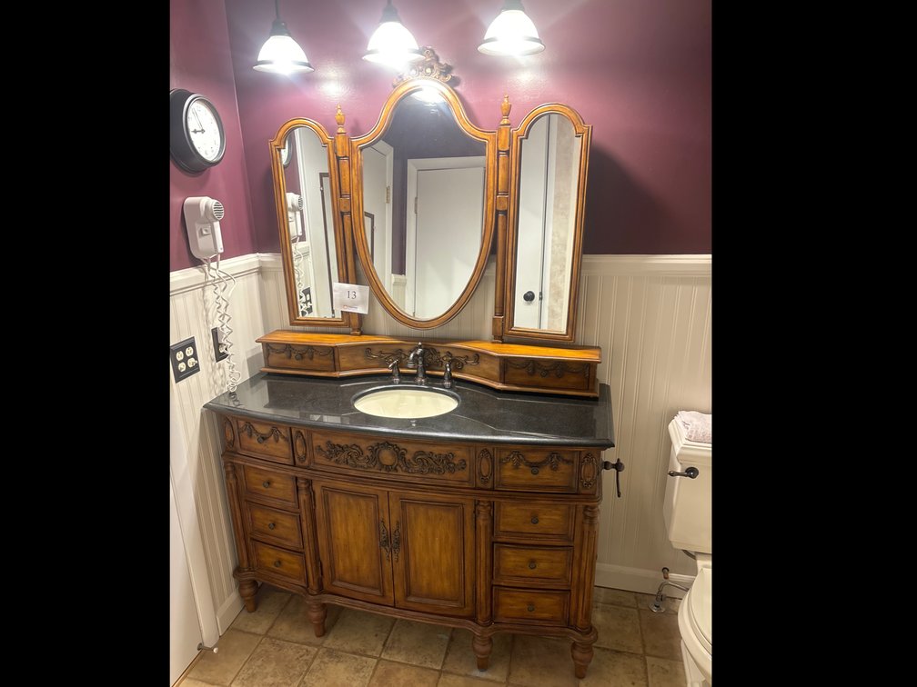 Bathroom Vanity w Sink 