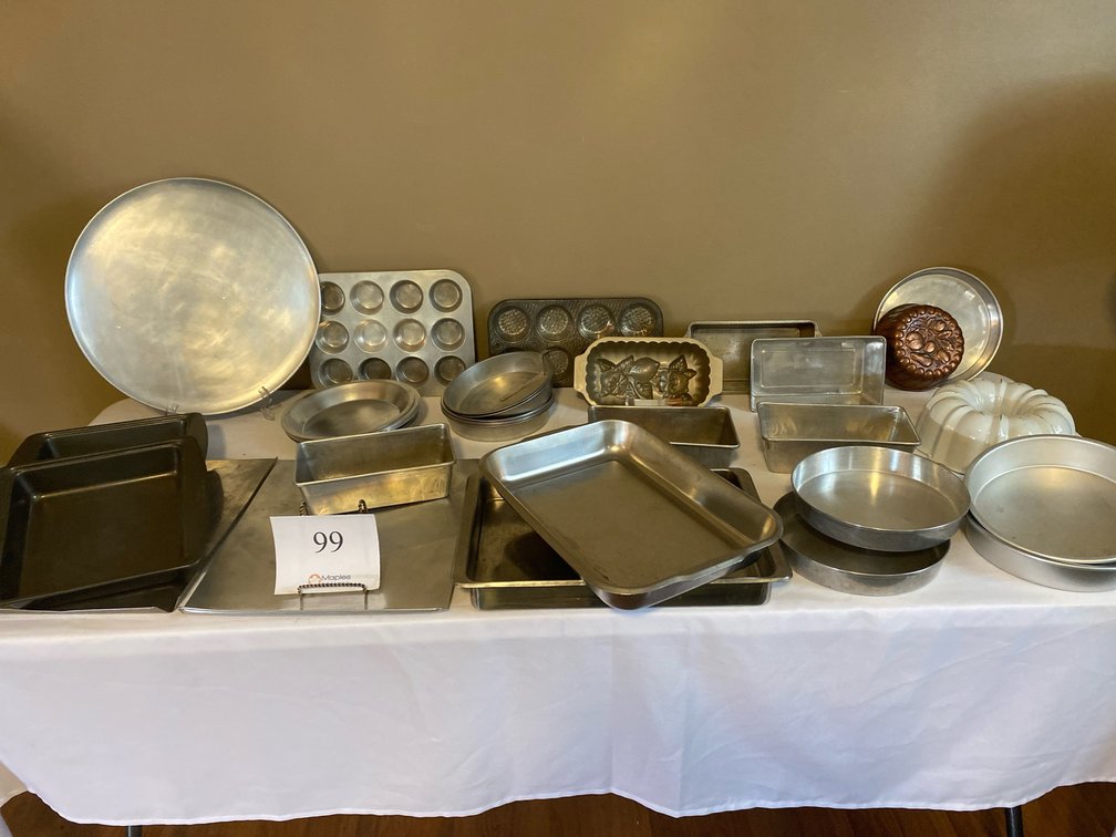 VARIOUS BAKING PANS, MUFFIN PANS, PIZZA PAN, BUNDT PAN 