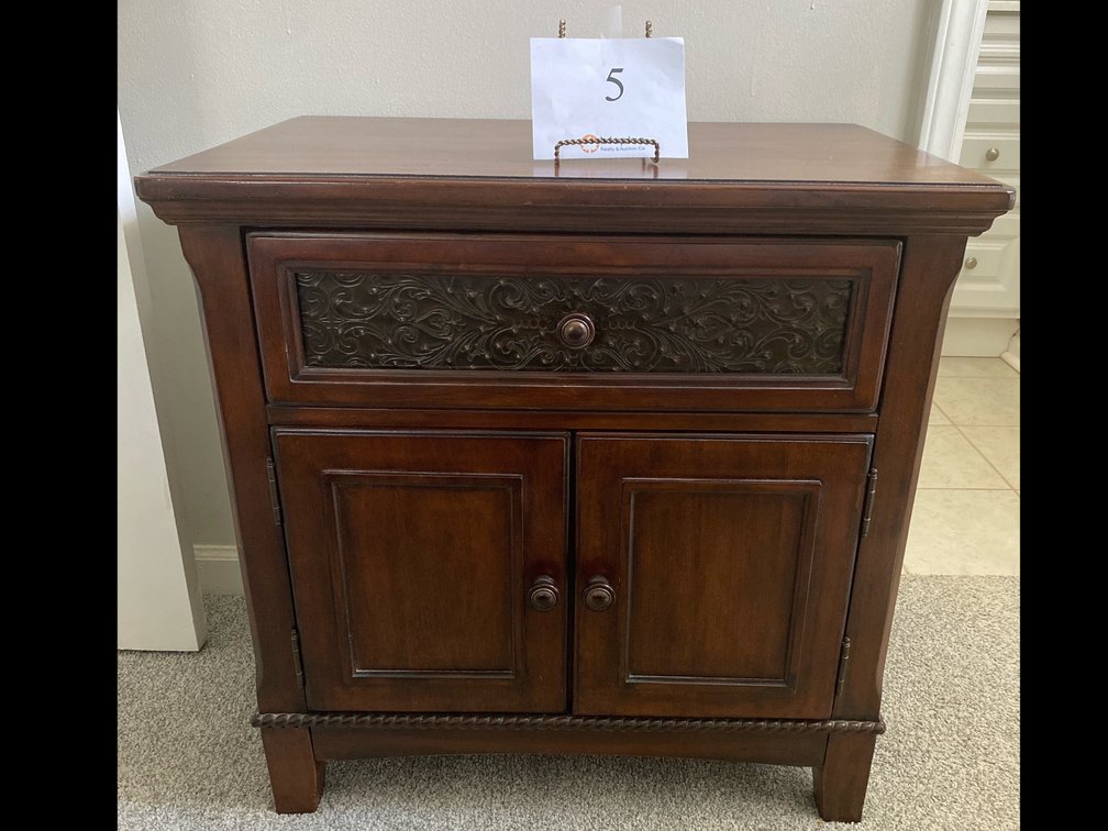 2 NIGHTSTANDS MATCHES LOT#4
