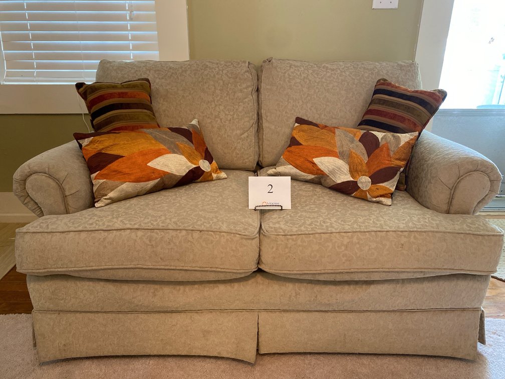 KLAUSSNER LOVESEAT 55.5”L