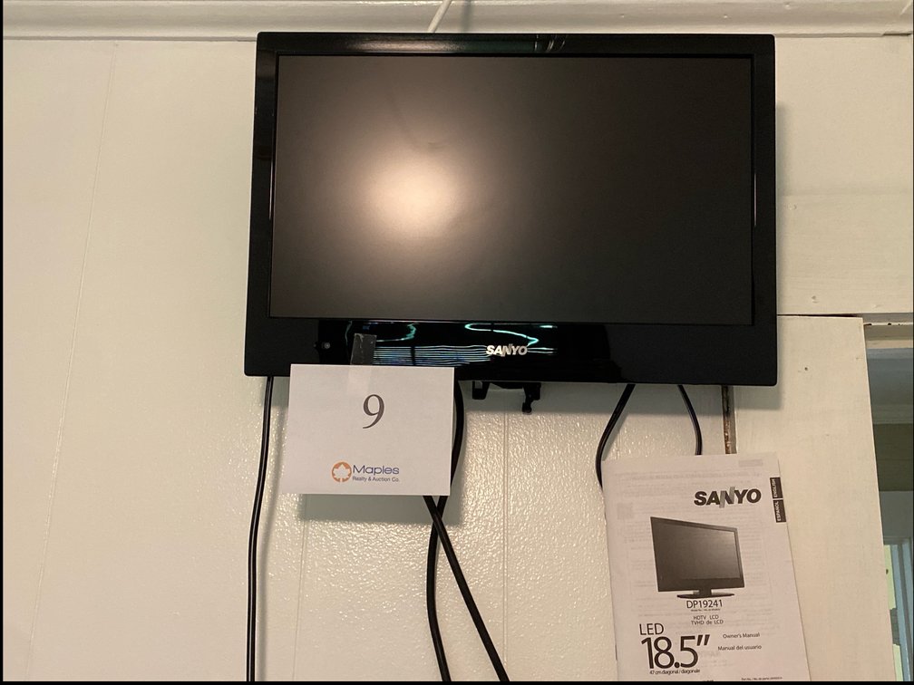 SANYO 18.5” TV HDTV LCD WITH STAND, REMOTE AND WALL MOUNT