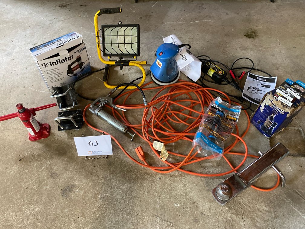 TURTLE WAX POLISHER, EVERSTART AUTOMATIC BATTERY CHARGER, 2 BOTTLE JAVKS, 120 V INFLATOR, SPOTLIGHT, HITCH, EXTENSION CORD
