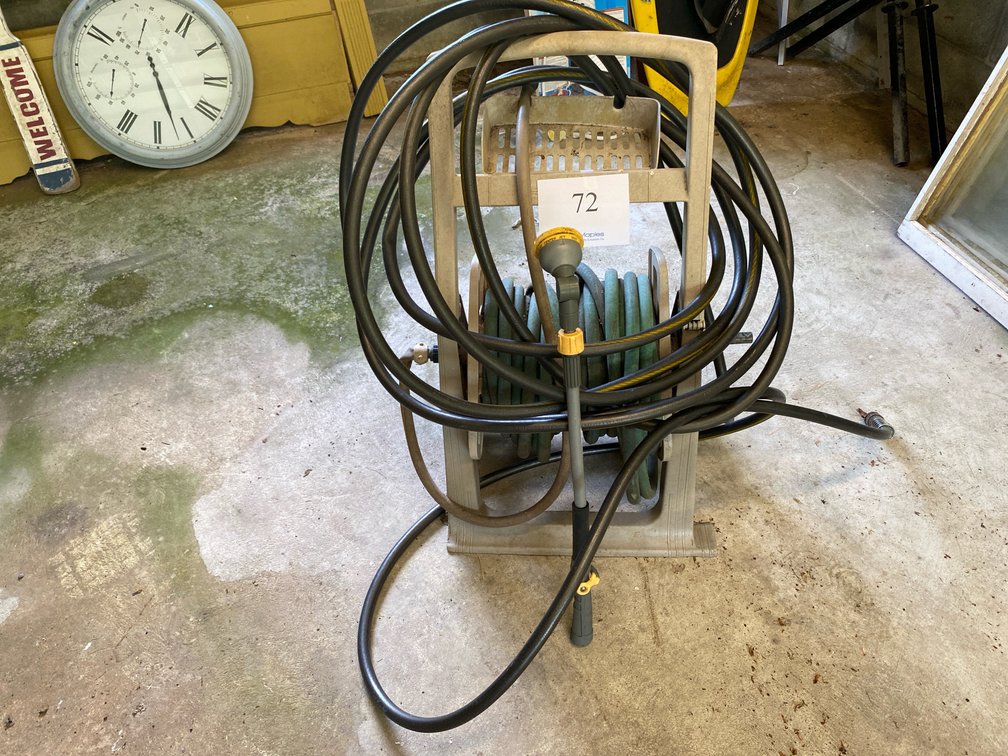 2 GARDEN HOSES, HOLDER, WATER SPRAYER